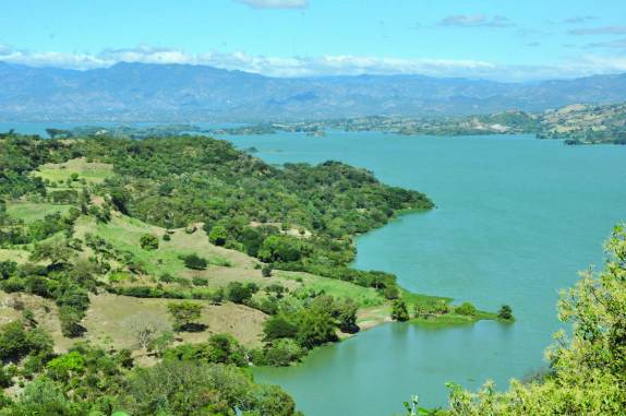 O lago Suchitlán, ao lado da cidade colonial de Suchitoto, nas montanhas no norte de El Salvador